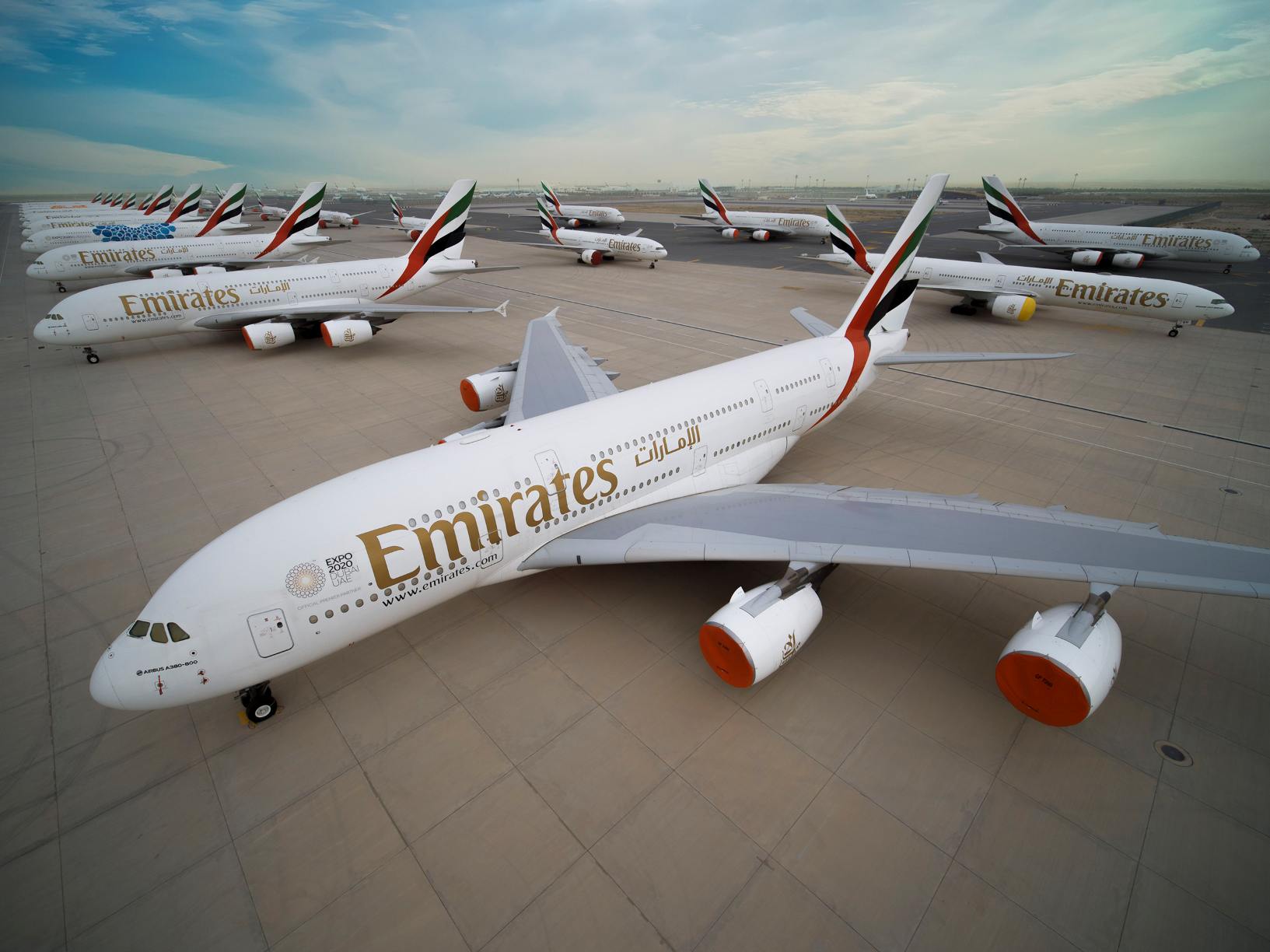 Geparkte Emirates Großraumflugzeuge in Dubai