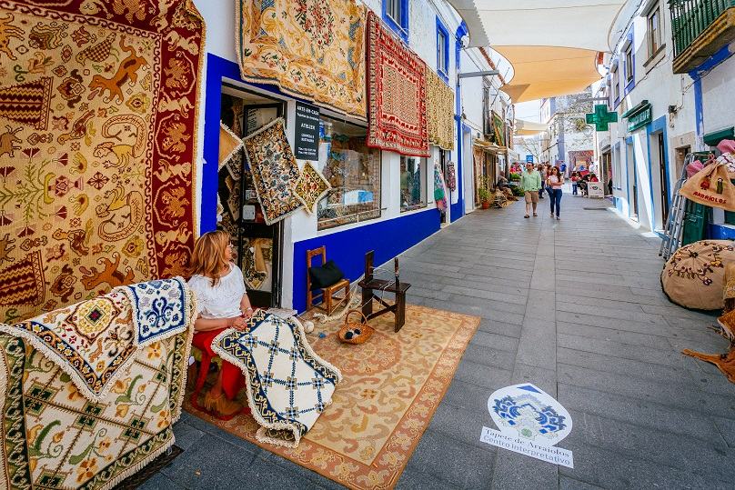 Teppichhändler in der Altstadt von Arraiolos