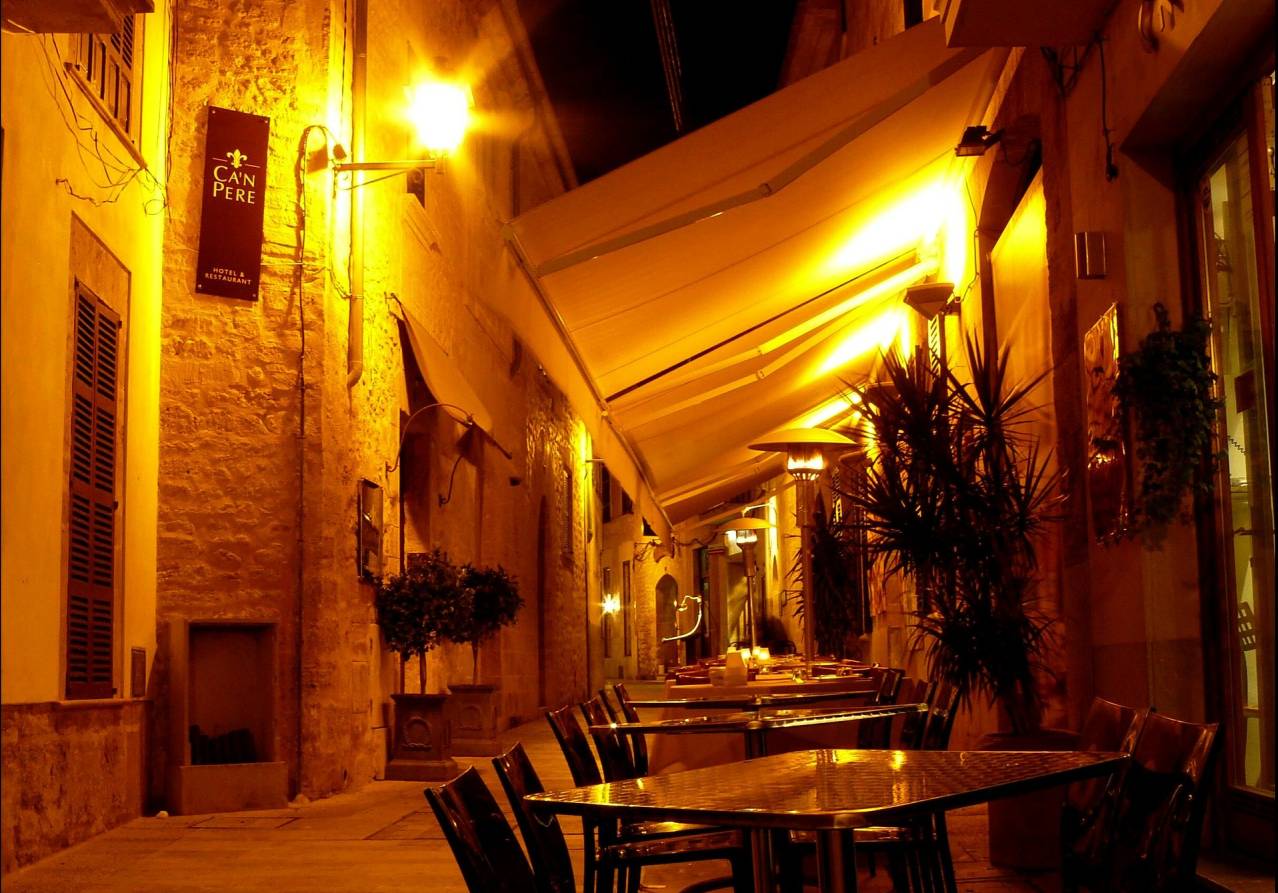 Abendstimmung in der Altstadt von Alcudia