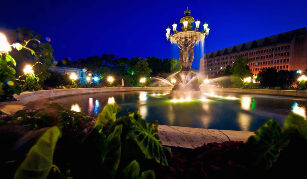 Beleuchteter Springbrunnen im Bartholdi Park in den Abendstunden