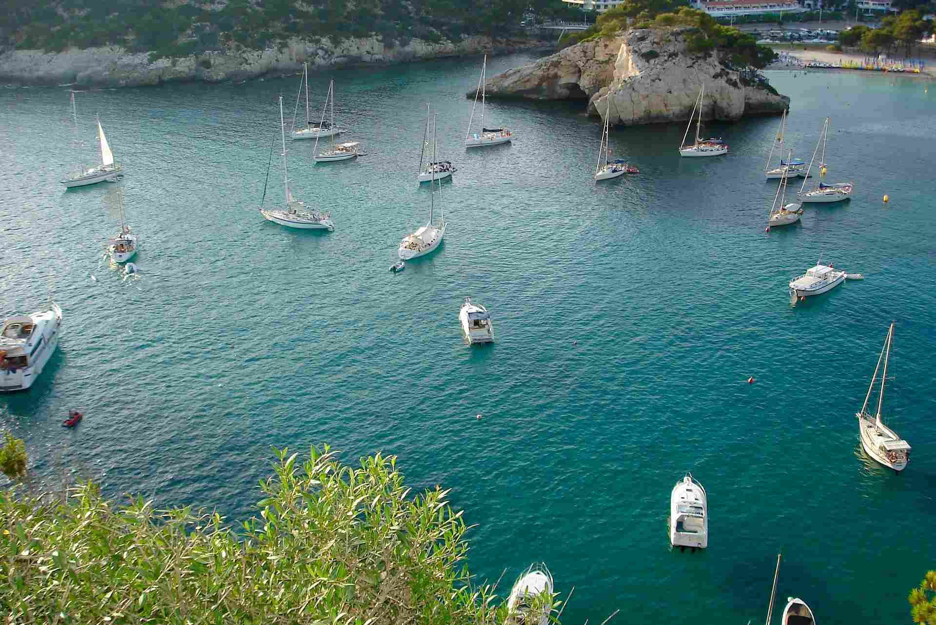 Boote ankern vor der Cala Galdana auf Menorca