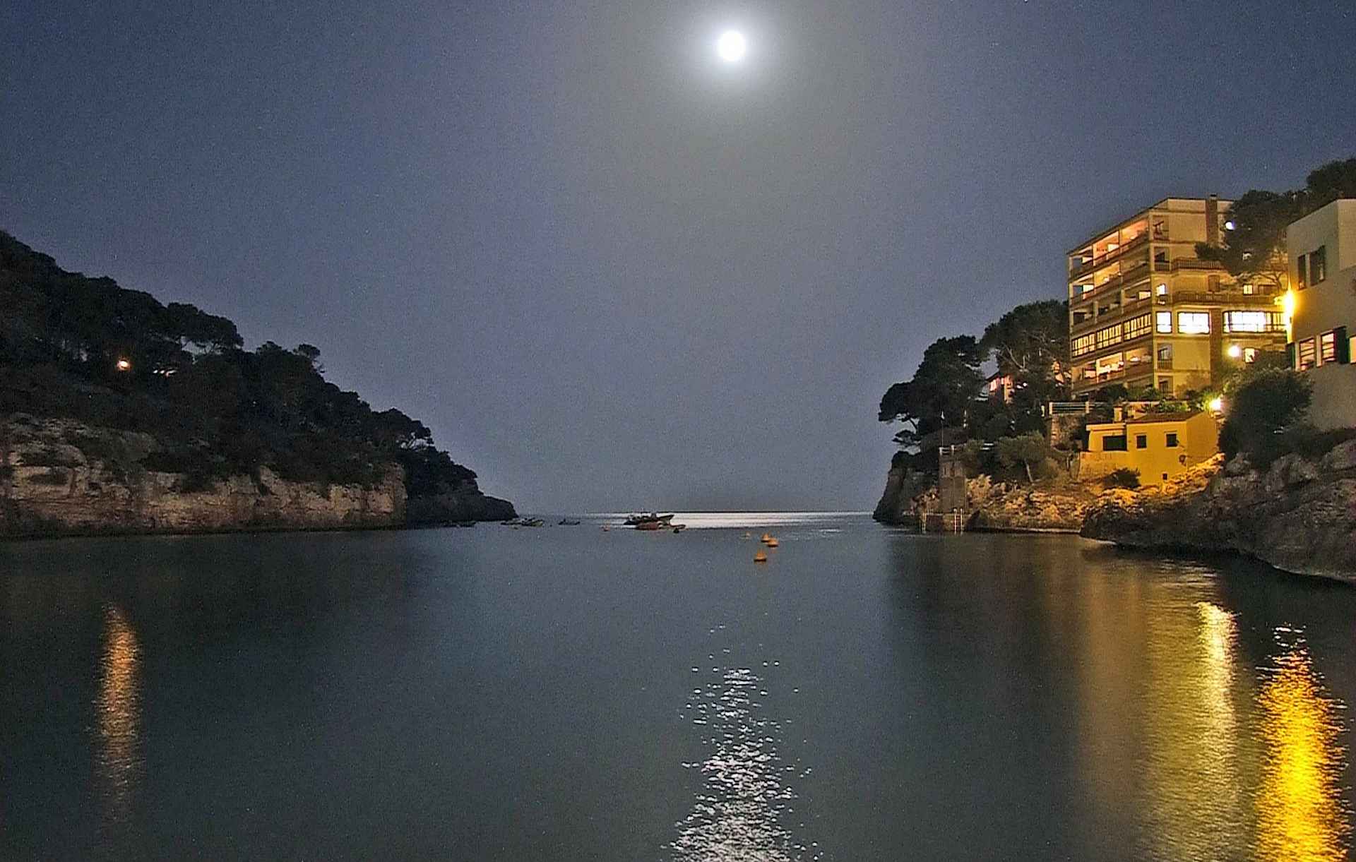 Cala Santanya Bucht bei Vollmond