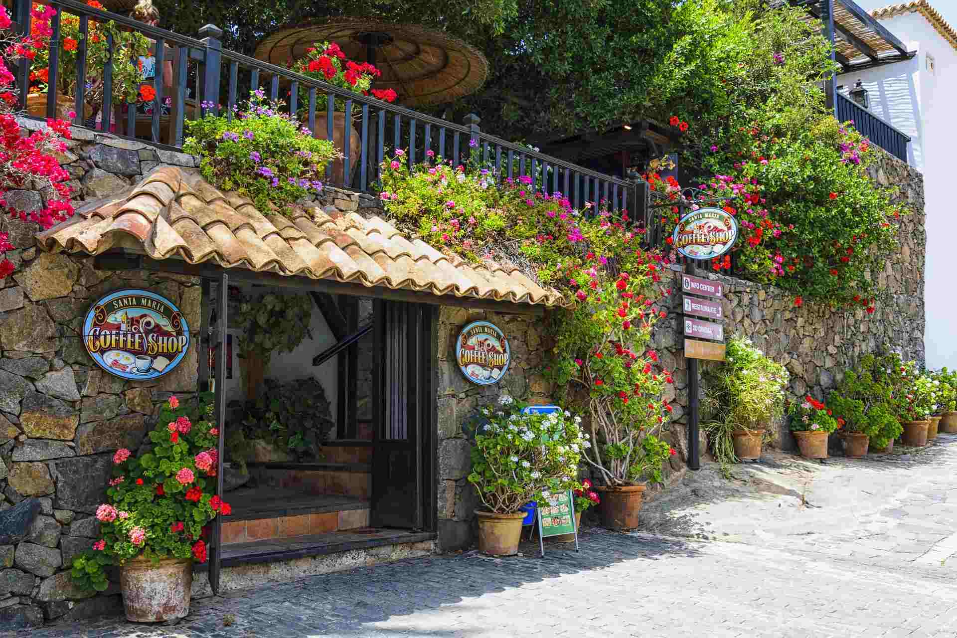 Coffee Shop in Betancuria auf Fuerteventura mit üppigem Grün