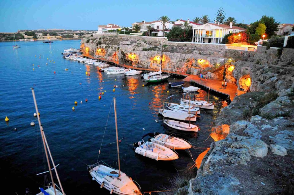 Es Castell Bucht und Promenade am frühen Abend