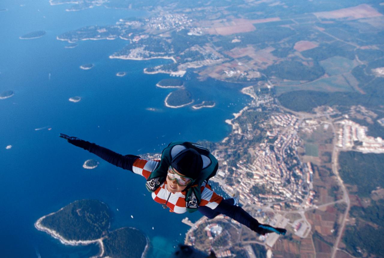 Fallschirmspringer über der Küste von Kroatien