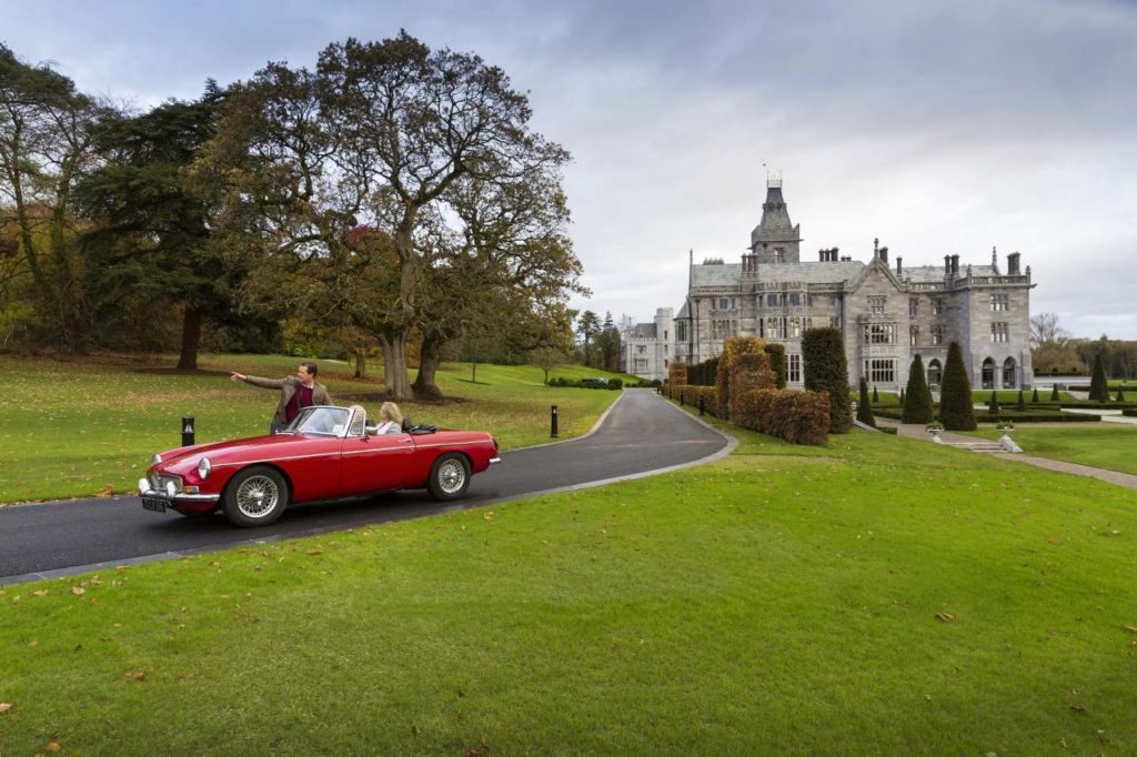 Oldtimer vor dem Adare Manor