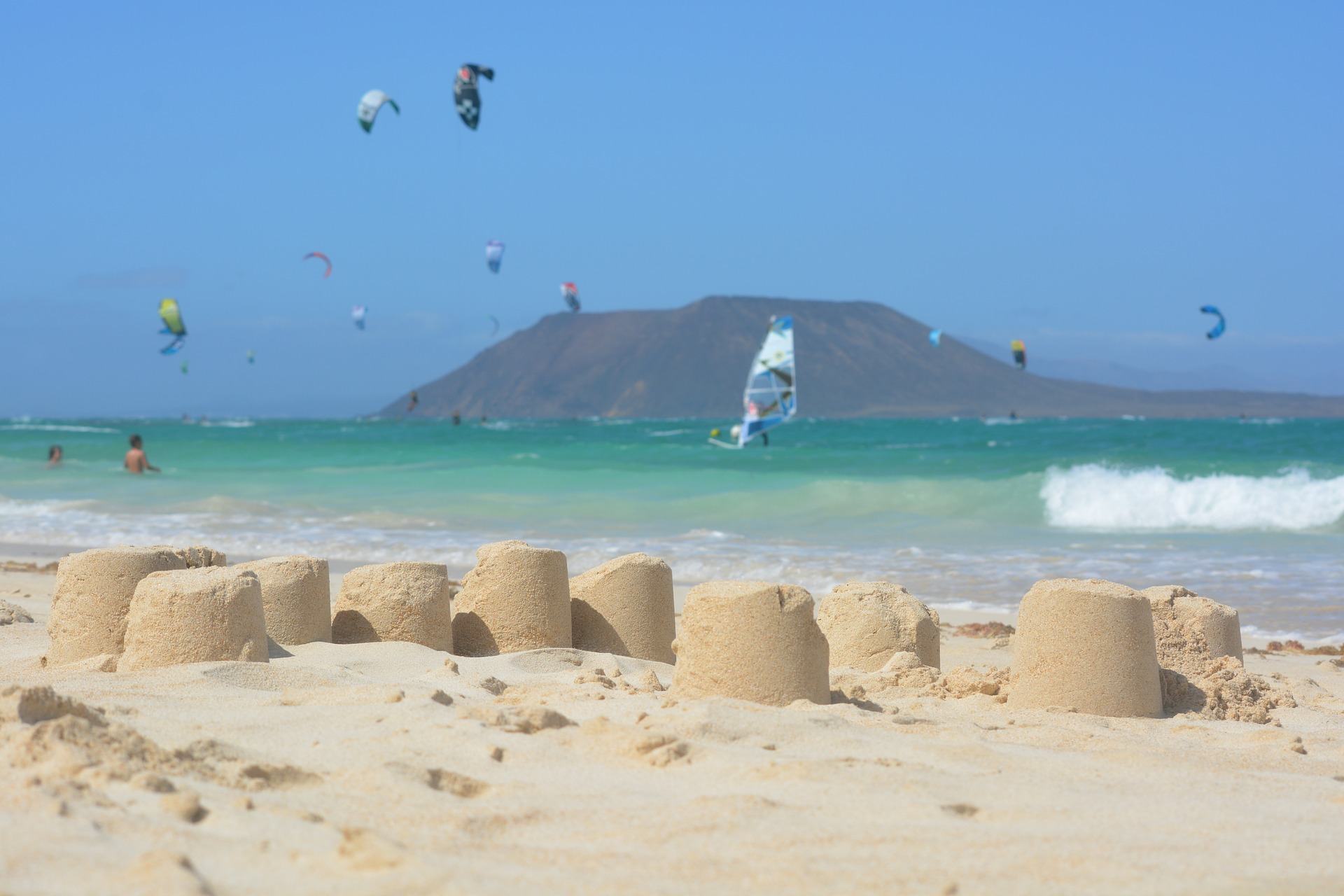 Strand von Corralejo mit Sandburgen und Insel Los Lobos