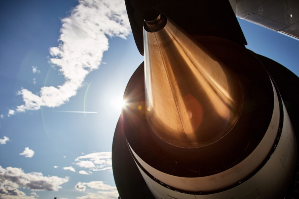 Triebwerk einer Lufthansa Cargo Boeing 777 im Sonnenlicht