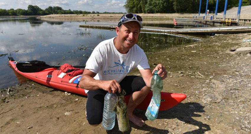 Umweltaktivist Dominik Dobrowolski mit seinem Kanu und Flaschenfunden
