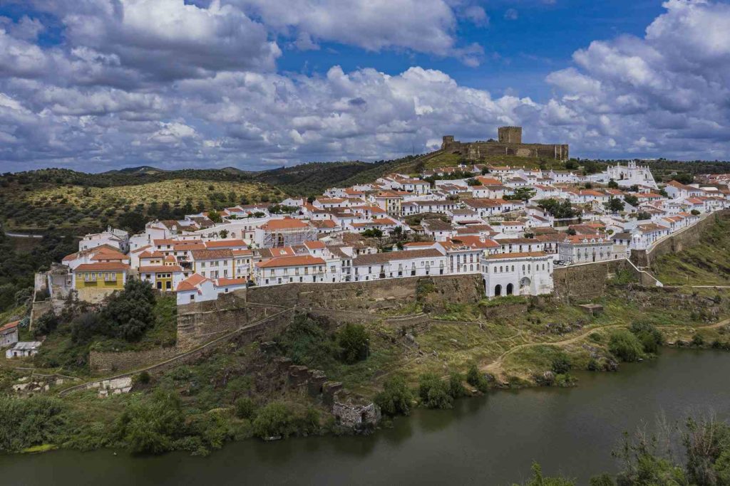 Weiße Häuser in Mértola an steilen Hängen