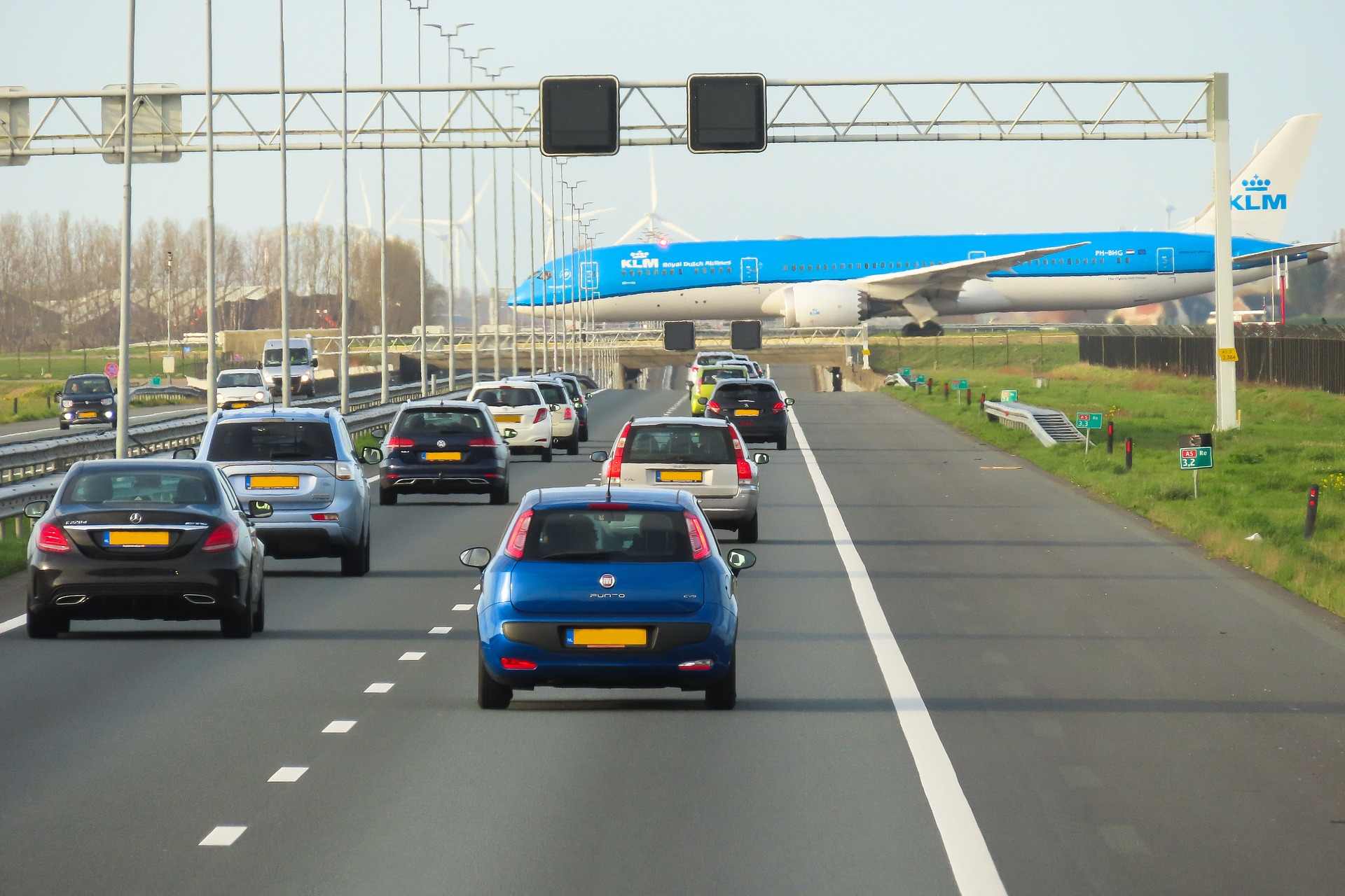 Flughafen Amsterdam Passagierflugzeug kreuzt Straße