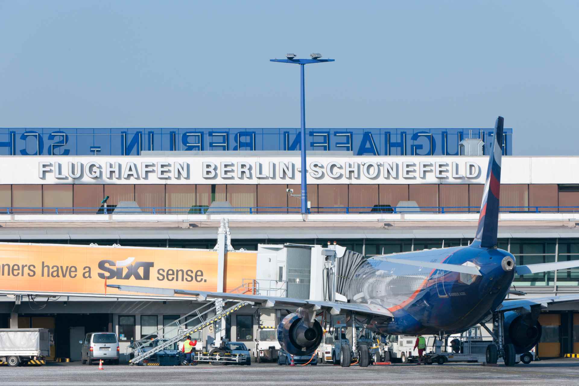 Flughafen Berlin-Schönefeld Flugzeug beim Boarding