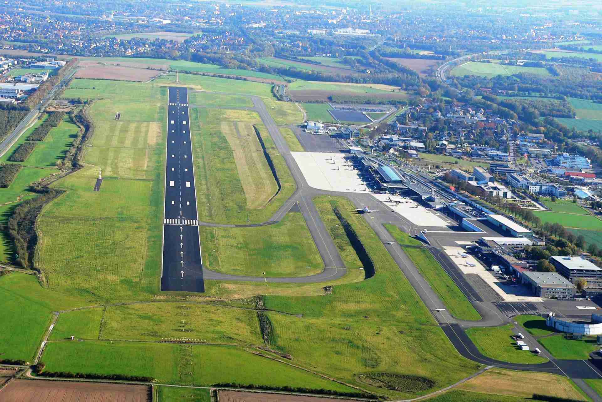 Flughafen Dortmund Start- und Landebahn aus der Luft