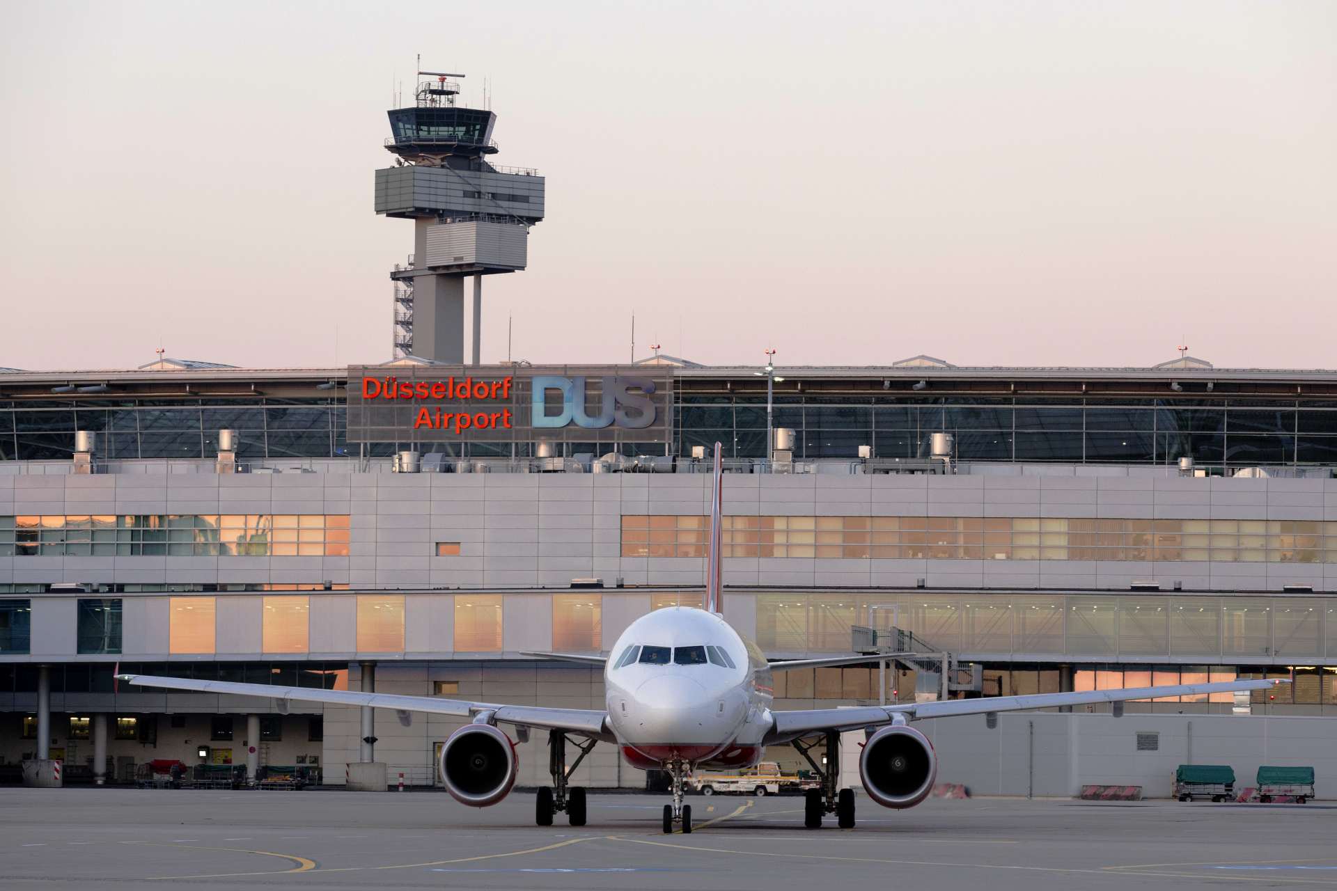 Flughafen Düsseldorf Flugzeug auf dem Vorfeld