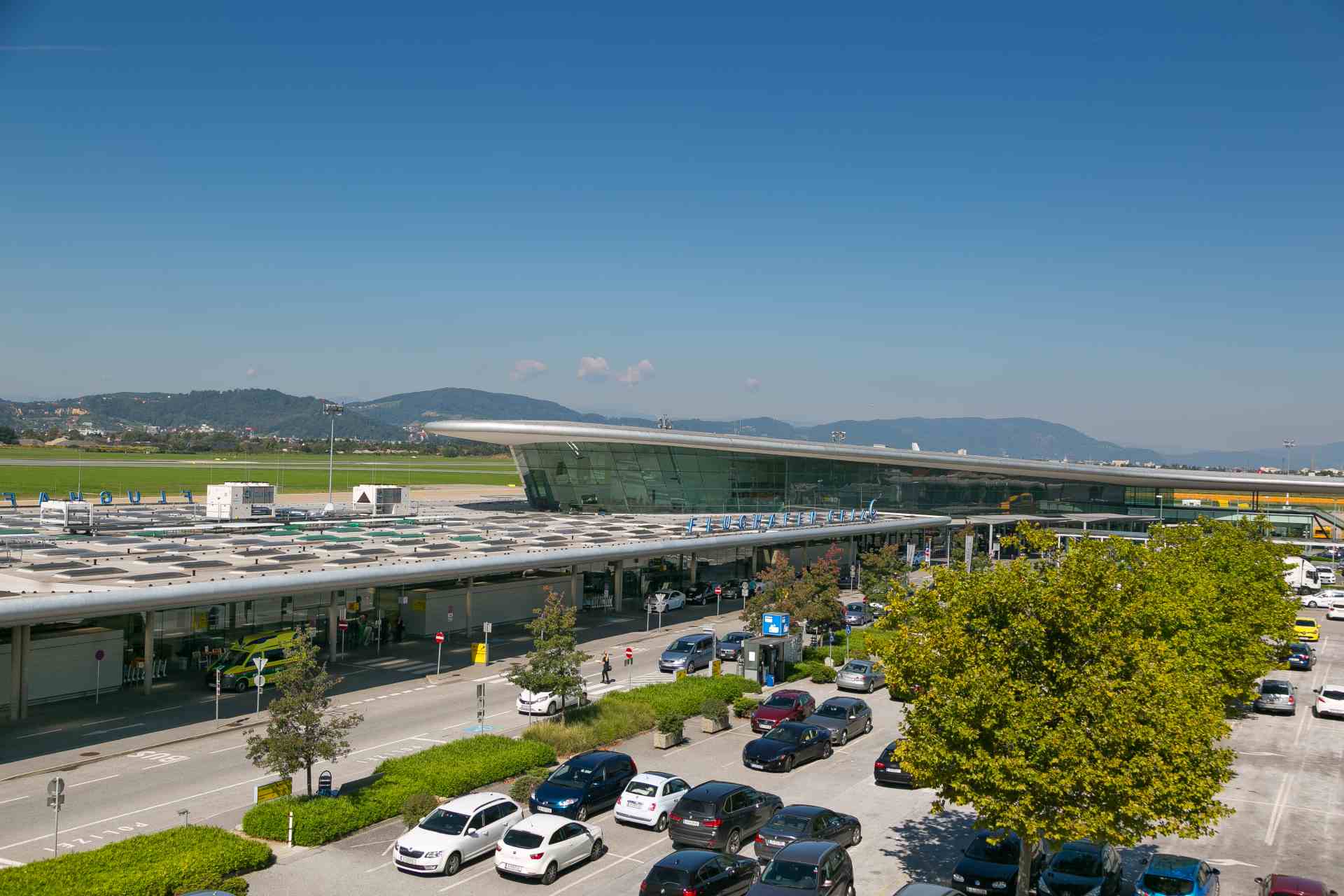 Flughafen Graz Terminal mit Parkplätzen