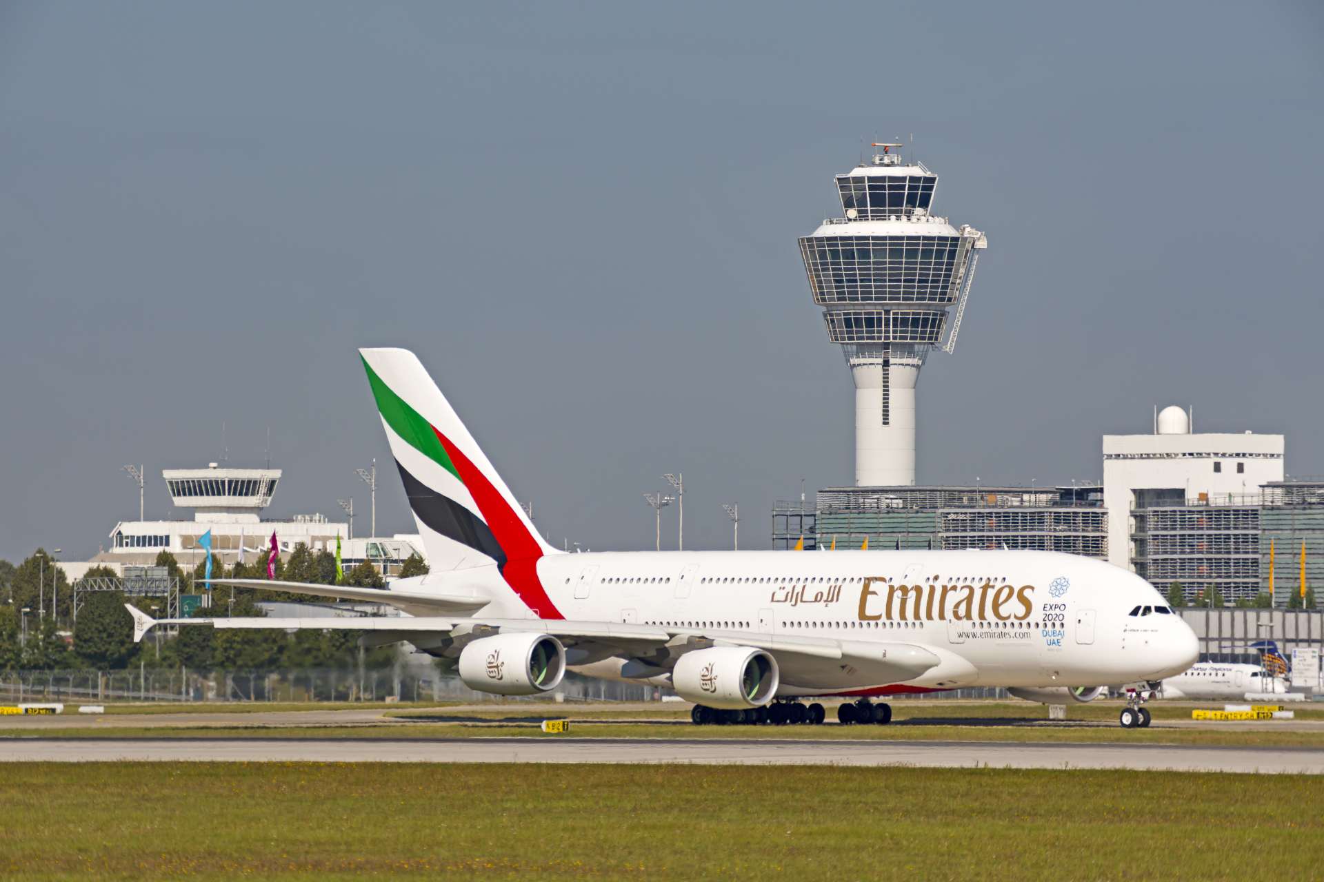 Flughafen München Emirates Airbus A380 auf dem Rollfeld