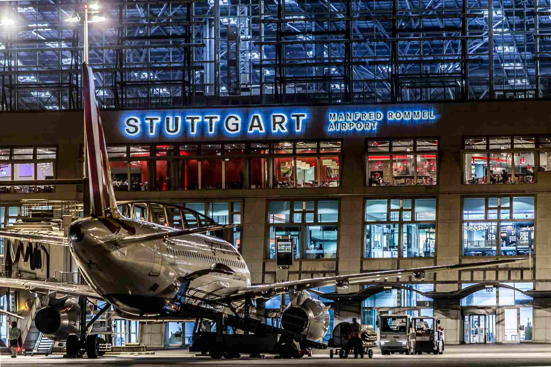 Flughafen Stuttgart Flugzeug an Fluggastbrücke bei Dunkelheit