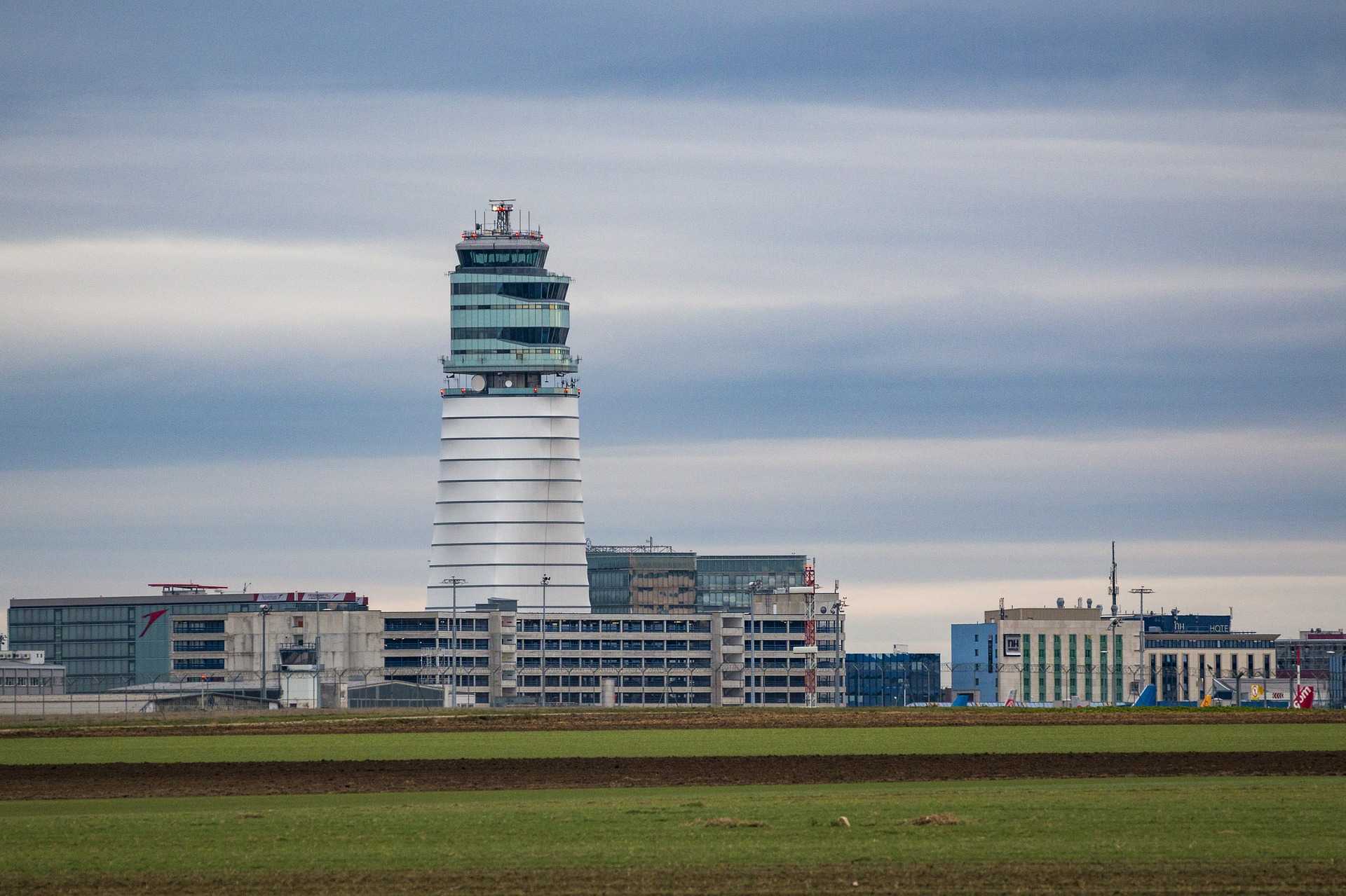 Flughafen Wien Tower und Gelände