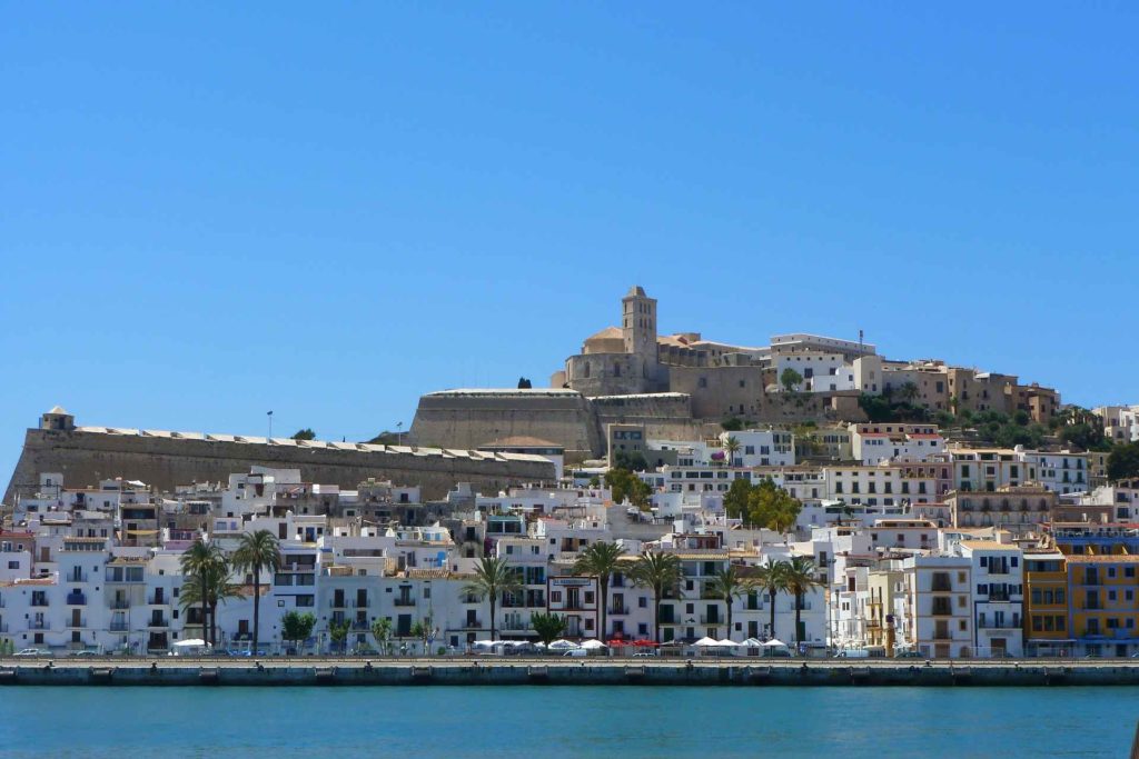 Ibiza Stadt mit Burg und Promenade