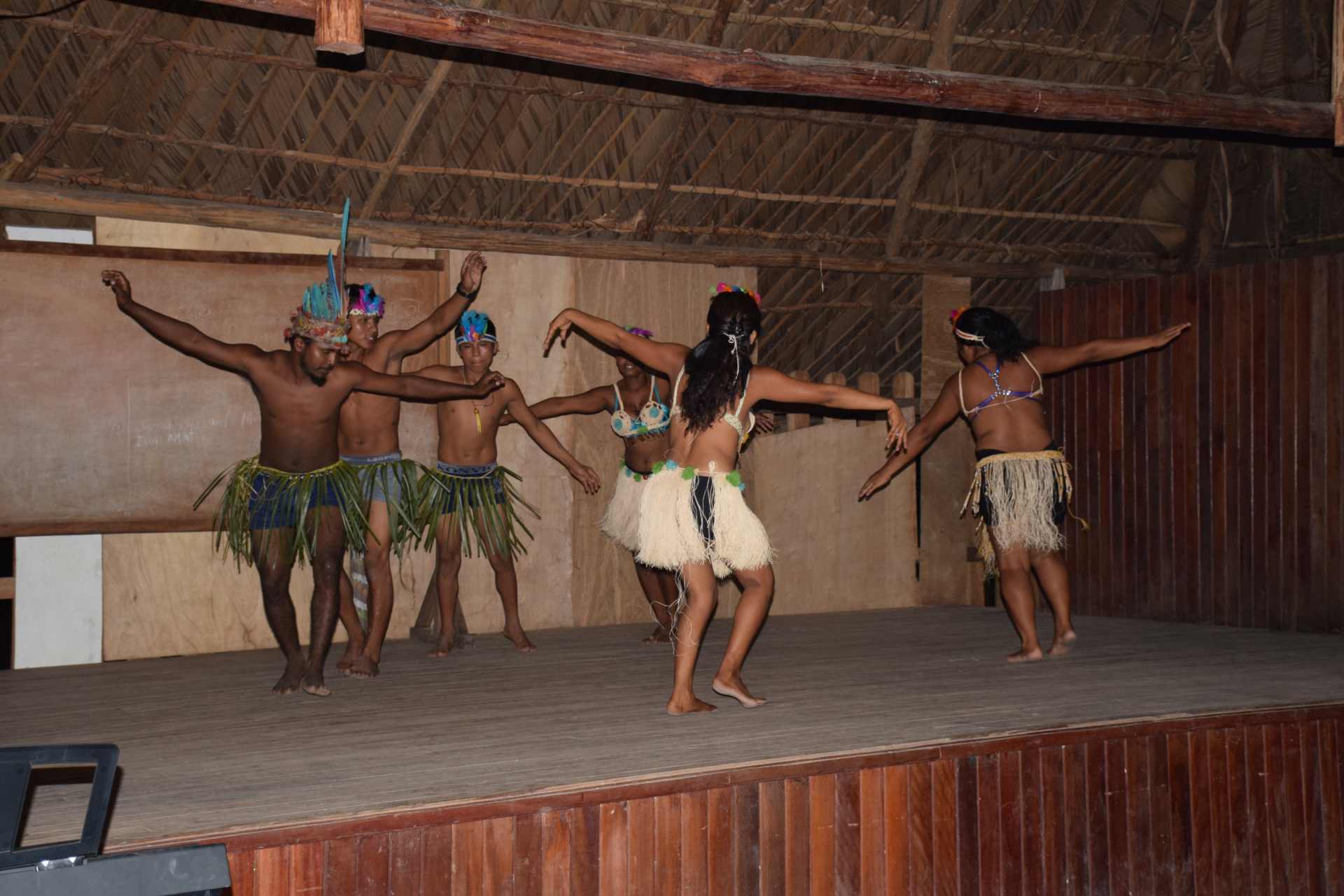 Indigene Bewohner Moraikobai zeigen Tänze