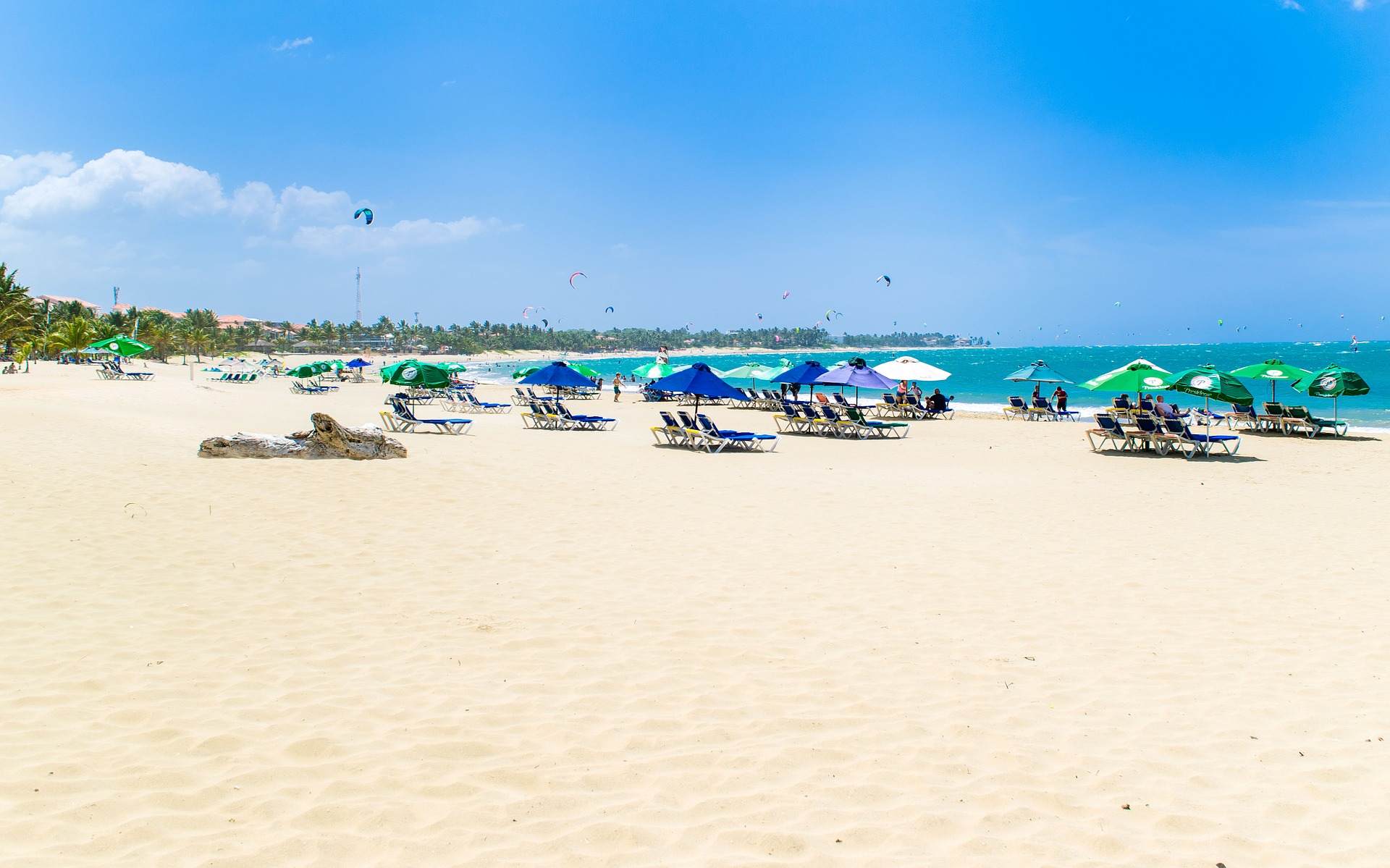 Strand von Cabarete mit Surfern