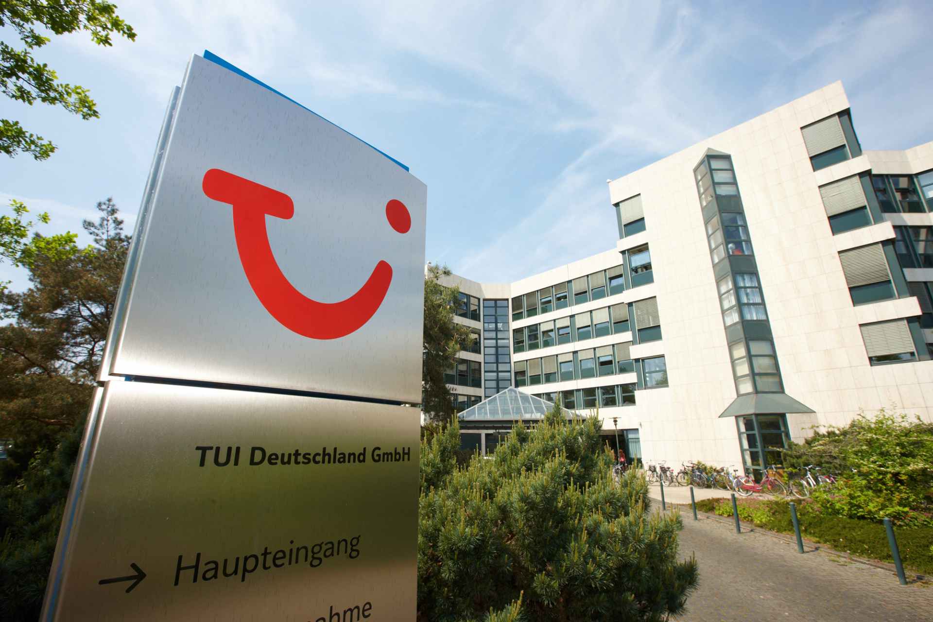 TUI Deutschland Gebäude Eingang mit Logo