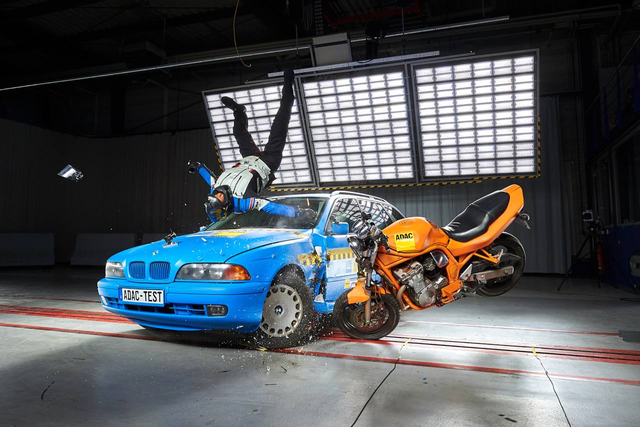 ADAC Crashtest für Motorradfahrer-Airbags