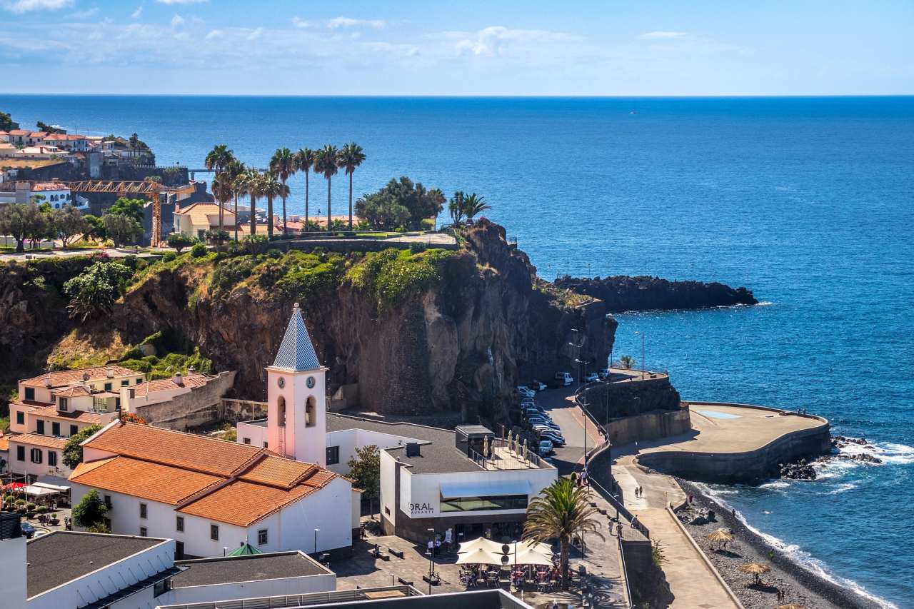 Camara de Lobos mit Strand und Promenade