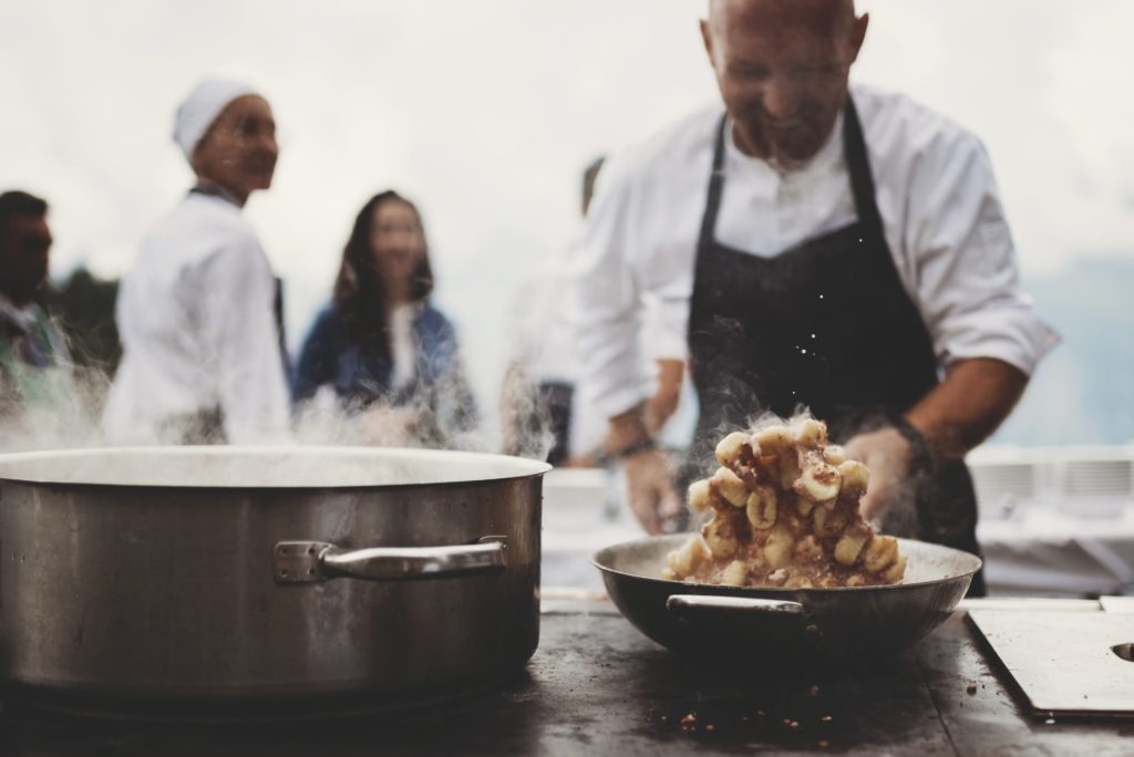 Koch beim Gourmet-Open-Air auf der Gompm Alm