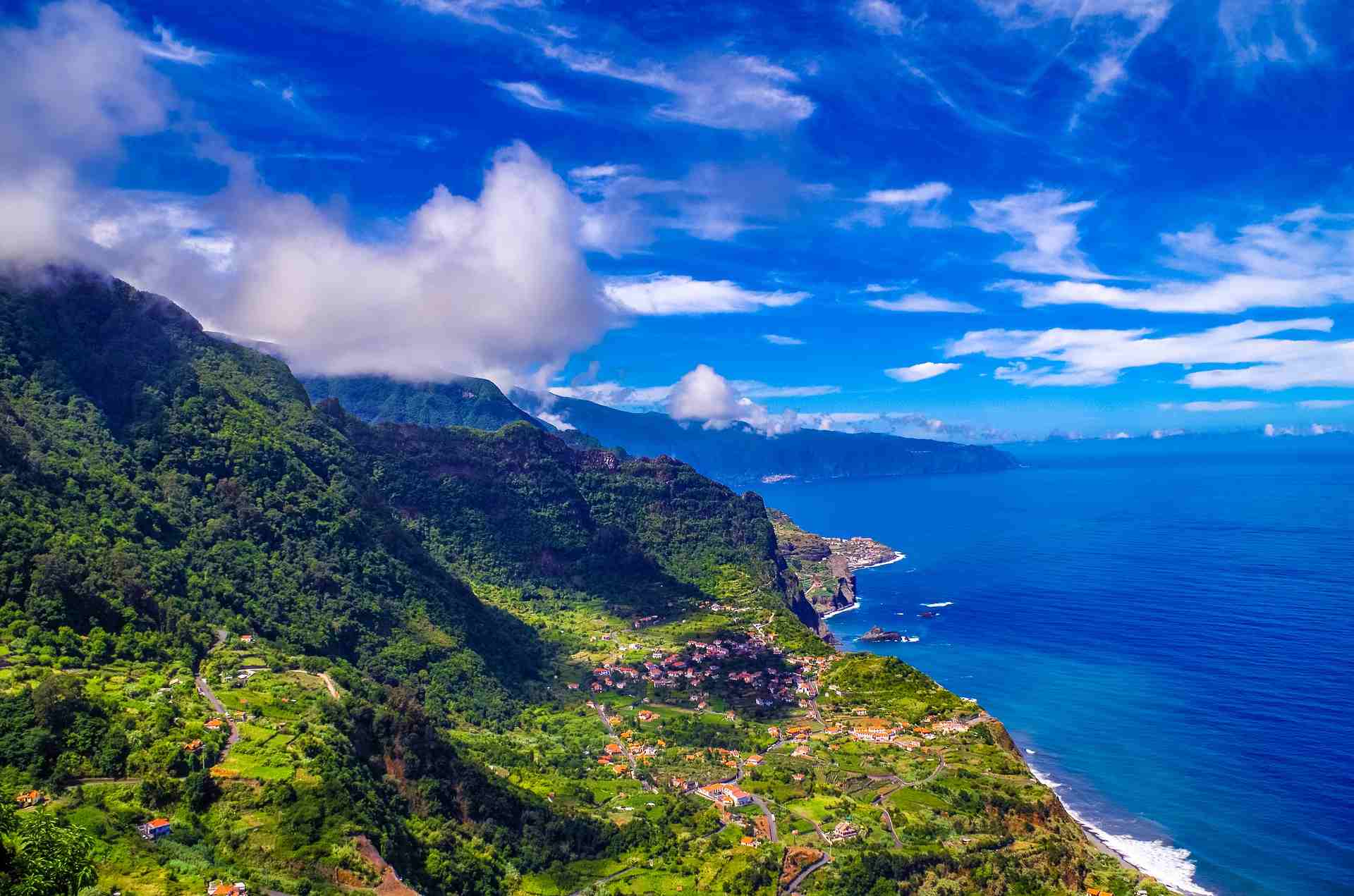 Madeira Küste vor tiefblauem Meer