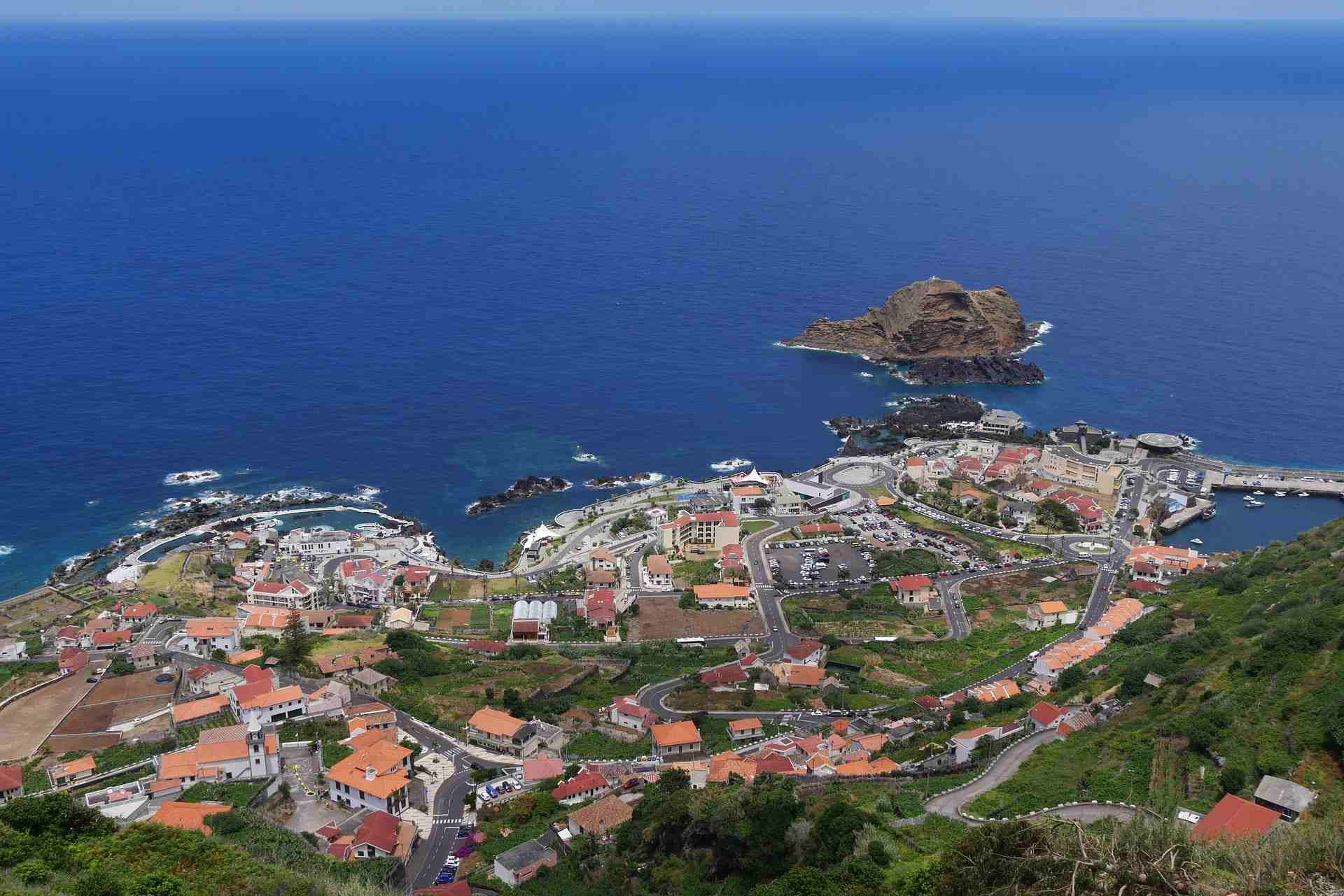 Porto Moniz aus der Vogelperspektive