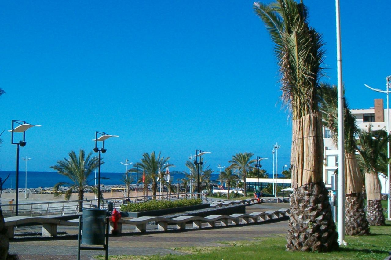 Promenade beim Yachthafen von Calheta