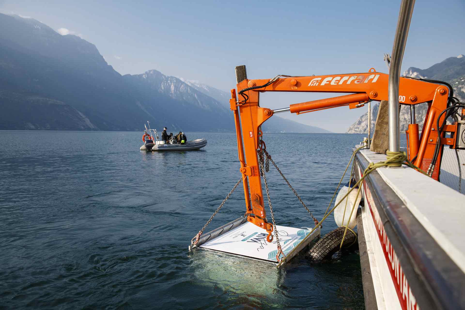 Sektflaschen werden im Gardasee versenkt