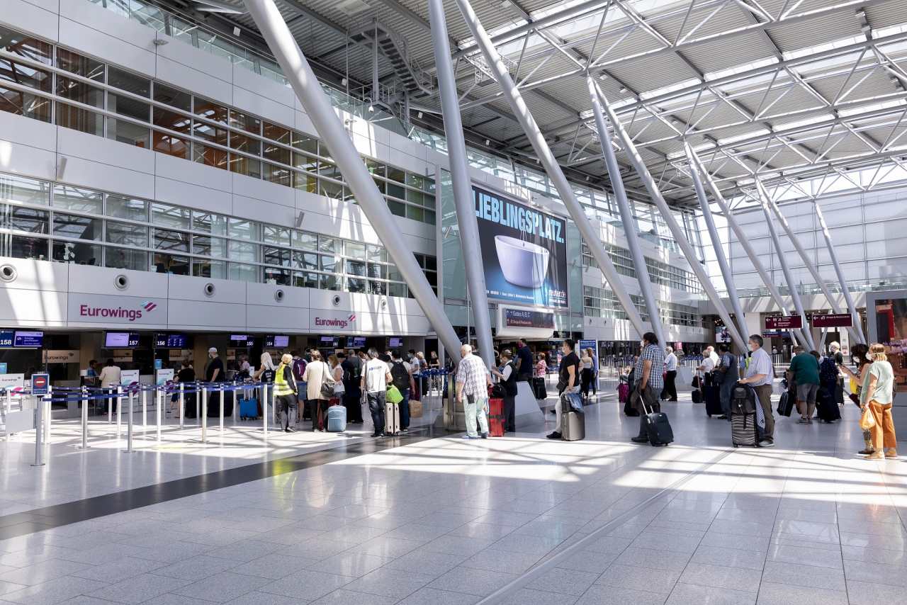 Sicherheitsabstand beim Check In am Flughafen Düsseldorf