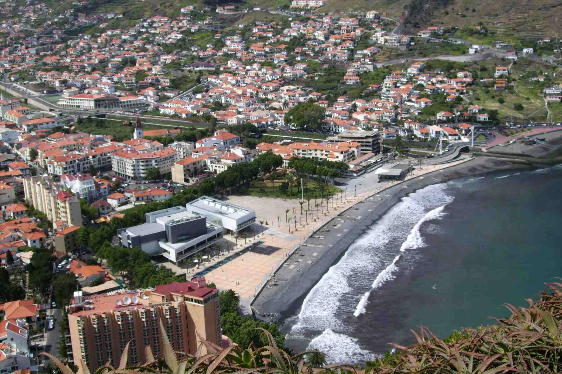 Strand und Promenade von Machico auf Madeira