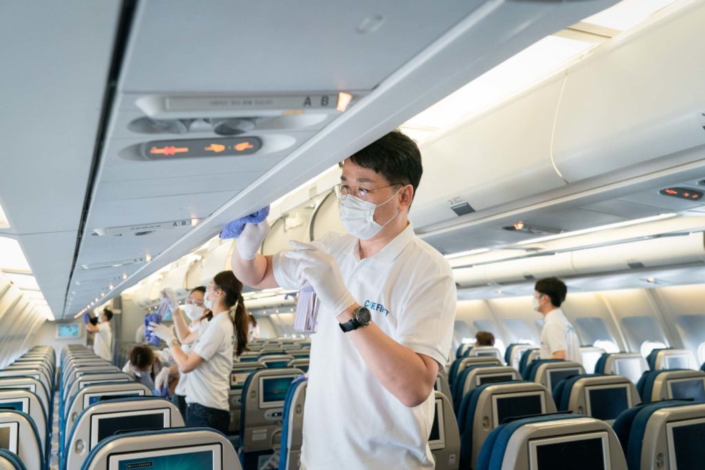 Walter Cho Vorsitzender von Korean Air bei der Flugzeugdestinfektion