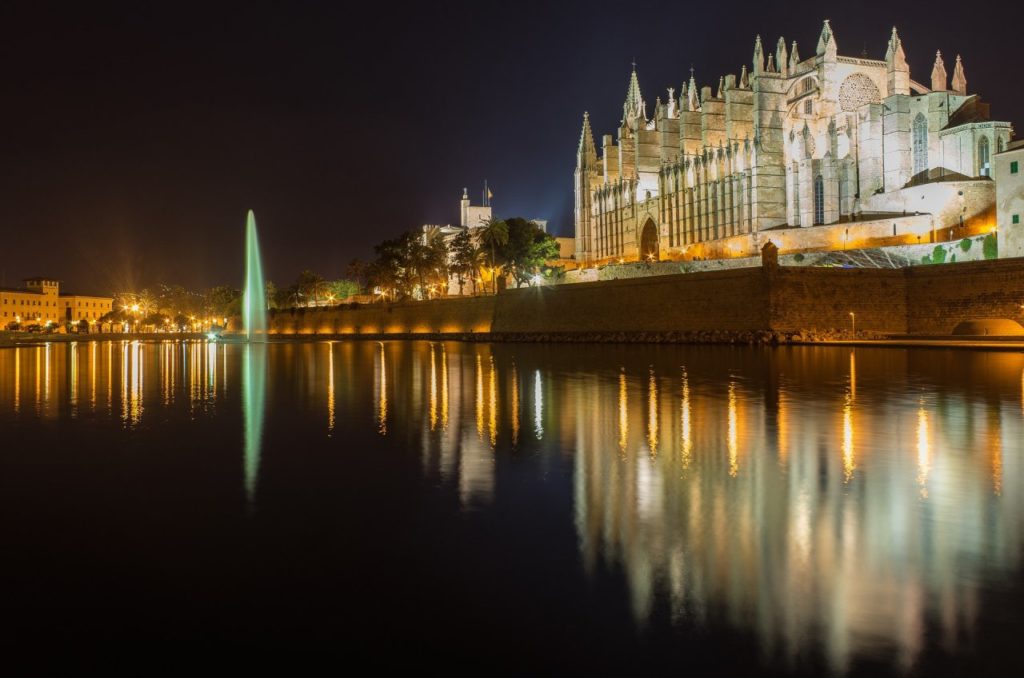 Kathedrale von Palma bei Nacht angeleuchtet