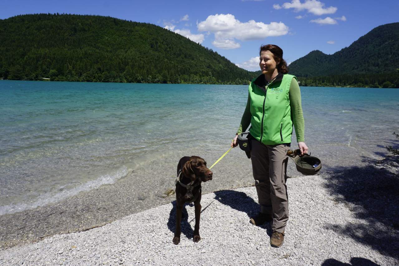 Rangerin Sabine Gerg mit Hund Bertie