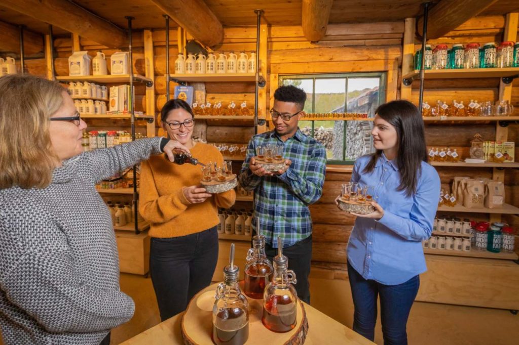 Sirupverkostung in der Sugar Moon Farm