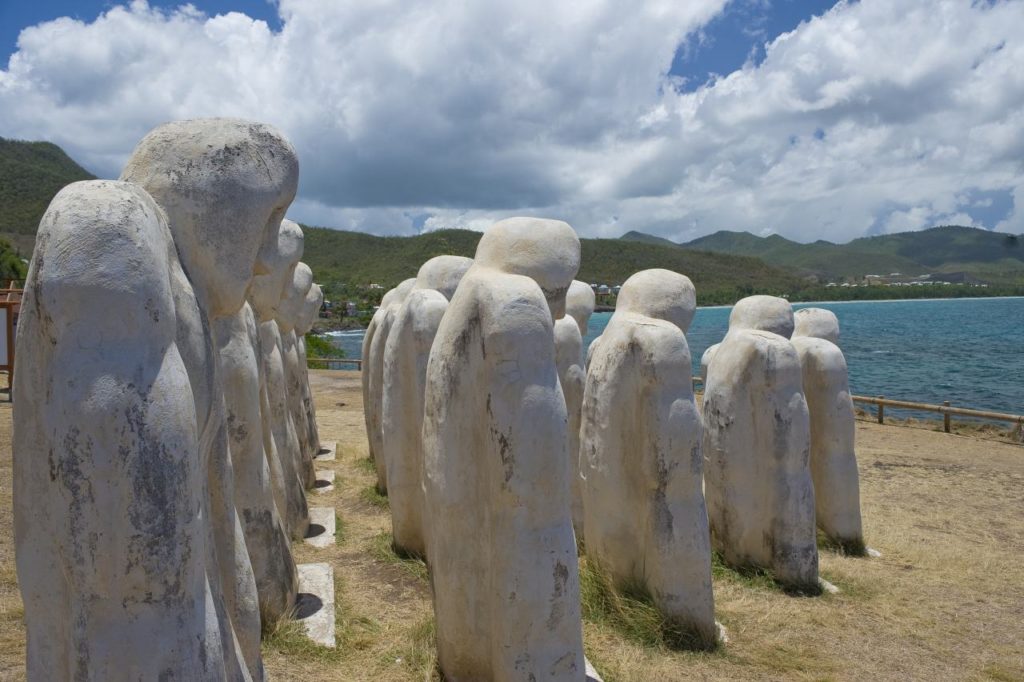 Skulpturen am Strand von Diamant auf Martinique