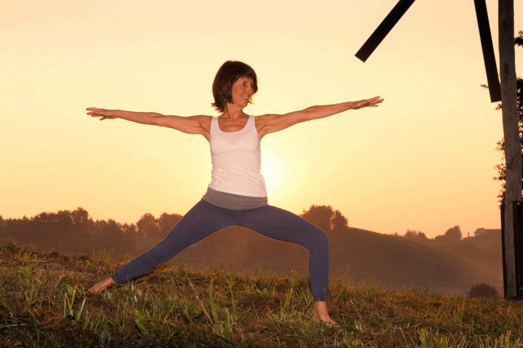 Yoga bei Sonnenuntergang in der Südsteiermark