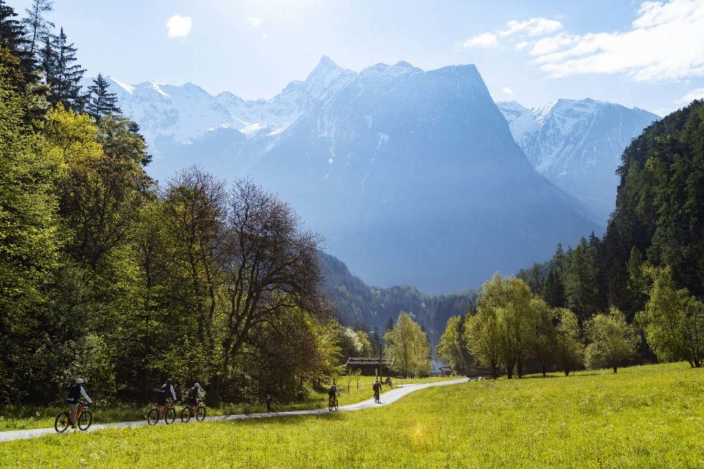 E-Mountainbiker in den Ötztaler Alpen im Herbst