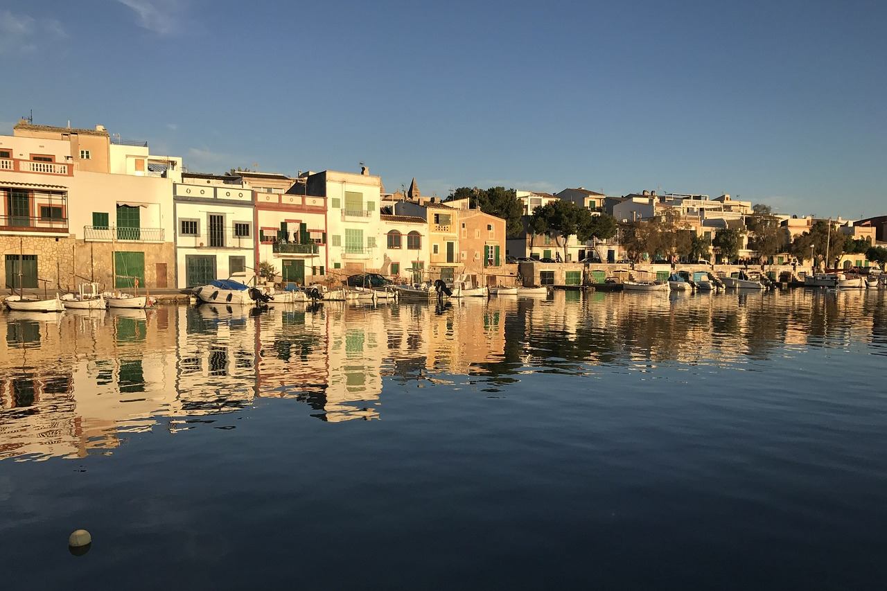 Hafen von Porto Colom mit Fischerbooten