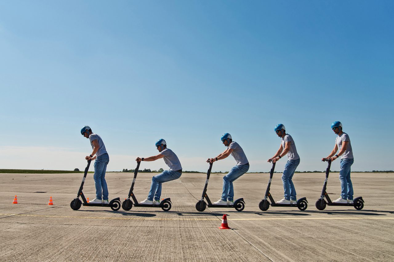 Haltung beim Bremsen eines E-Scooters