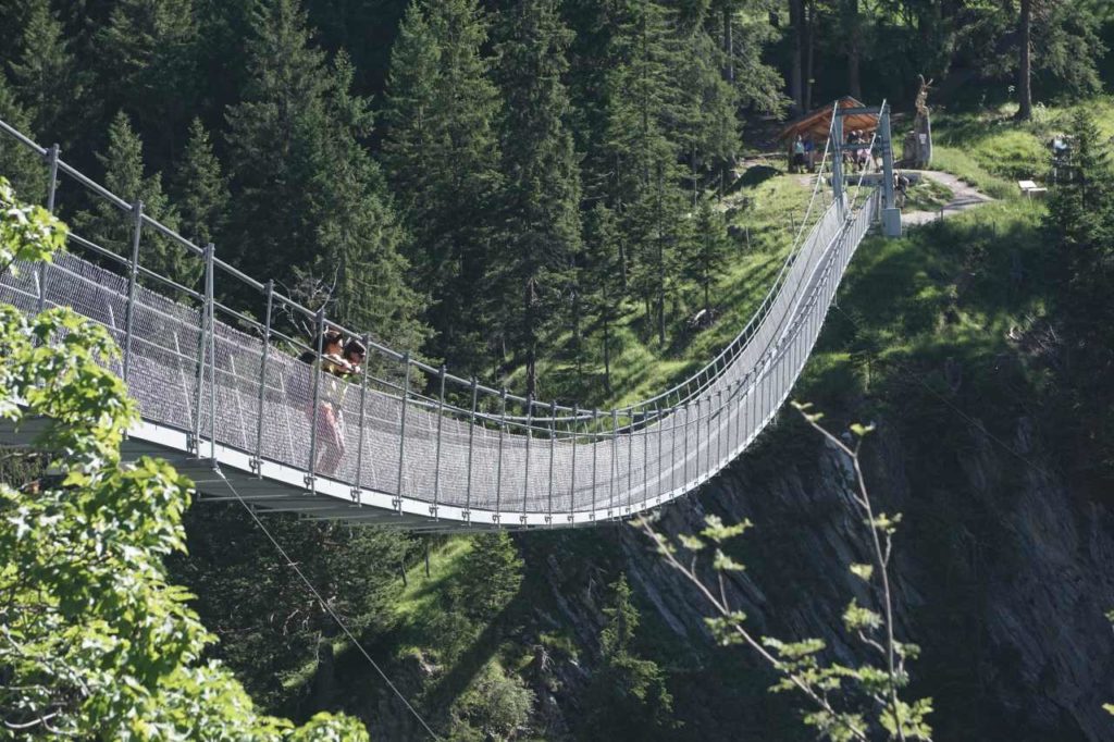 Holzgauer Hängebrücke über der Höhenbachtalschlucht