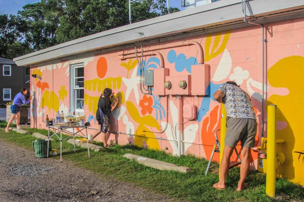 Mural Künstler in Virginia Beach bei der Arbeit