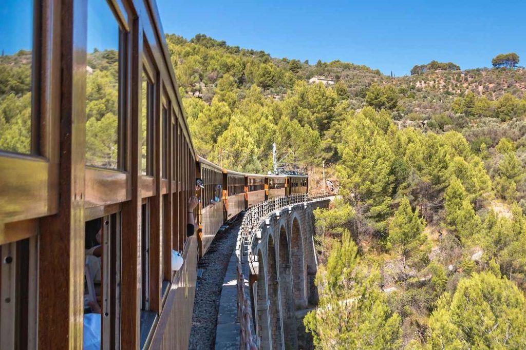 Roter Blitz auf einem Viadukt im Tramuntana