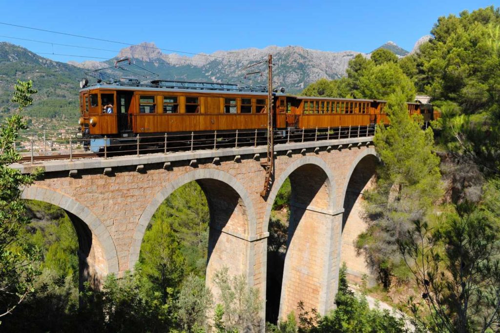 Roter Blitz vor dem Tramuntana Gebirge