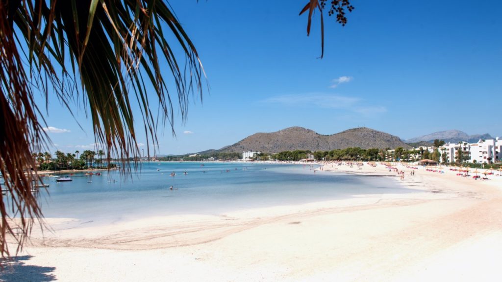 Sandstrand in der Bucht von Alcudia