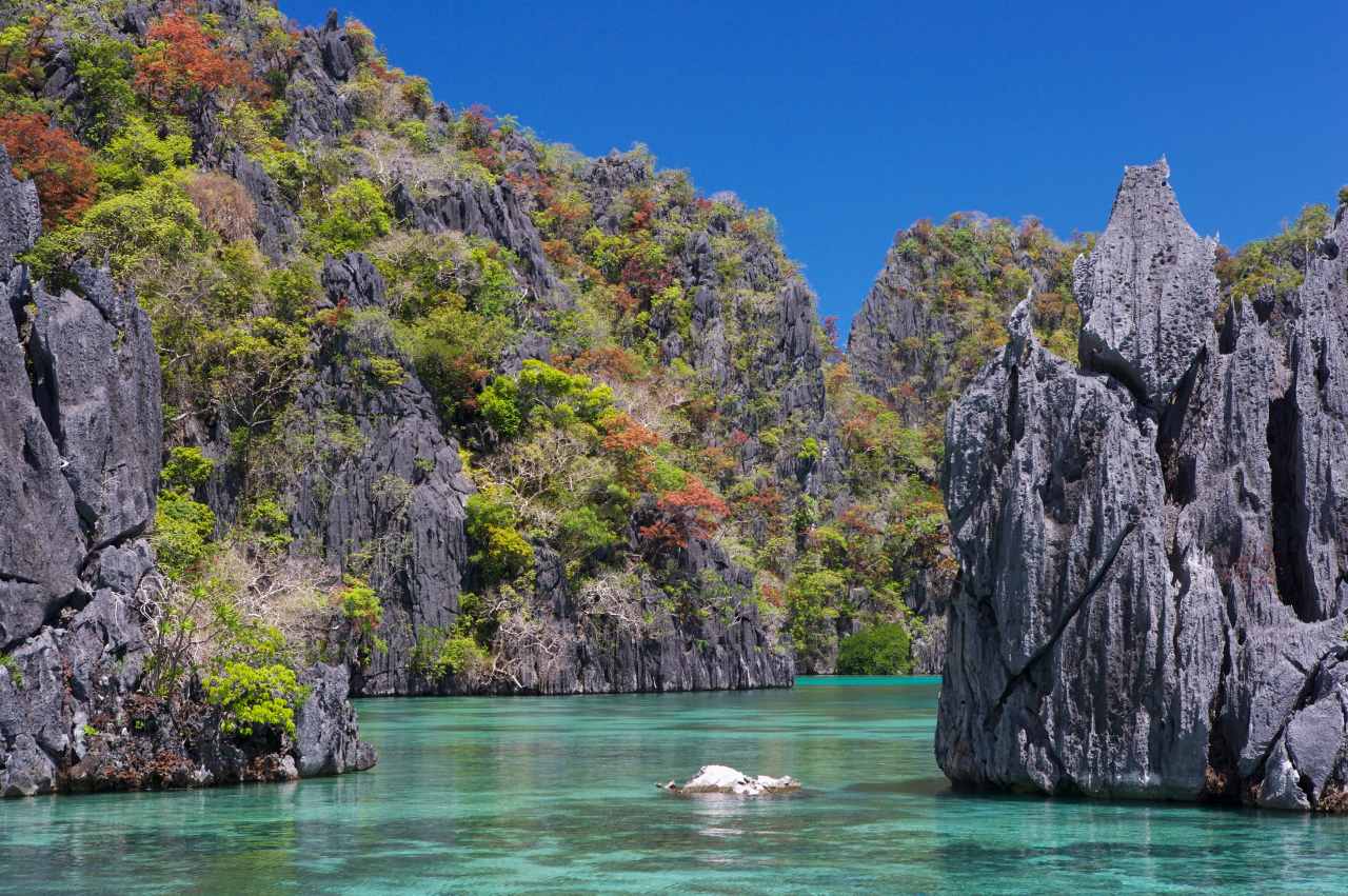 Wasser- und Felsenlandschaft auf Palawan